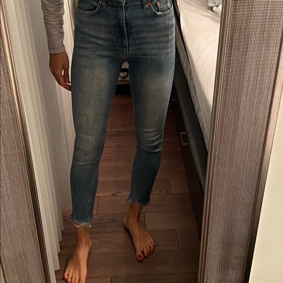 Zara Tapered High Waisted Stretchy Jeans. Size 4 - Picture 2 of 3